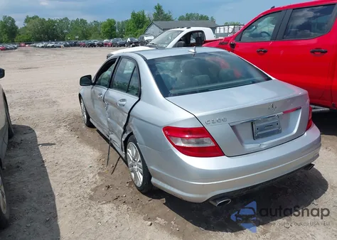 2009 Mercedes-Benz C 300 Luxury/Sport z USA, uszkodzony, nr VIN WDDGF54XX9R052607